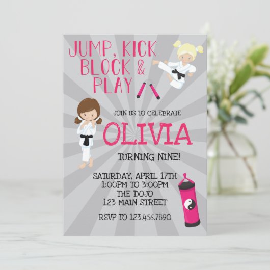 空手ガールピンク武術アーツ誕生日 招待状 (スタンド正面)