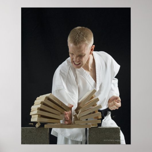 空手チョップをつけた若い男がボードを壊す ポスター (正面)