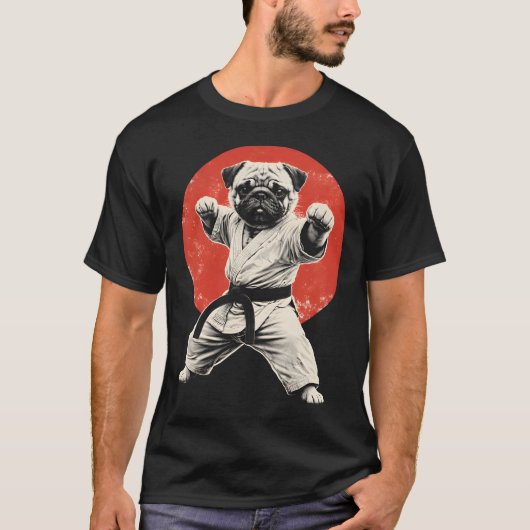 空手パグ黒帯の武道犬 面白い Tシャツ (正面)