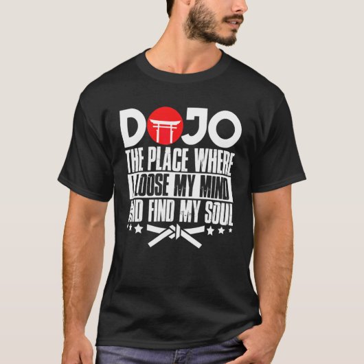 空手ブラックベルトギユニフォーム道場I場所 Tシャツ (正面)