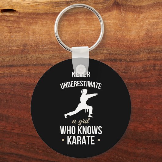 空手マルティアを知っている女の子を決して過小評価しない キーホルダー (正面)
