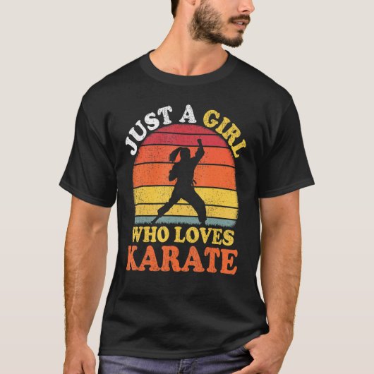 空手ヴィンテージは空手が大好きな女の子 Tシャツ (正面)