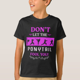 空手女おもしろい子黒帯テコンドー戦 Tシャツ