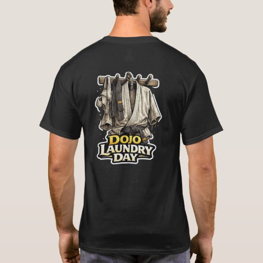 空手着の洗濯日をユーモラスに捉えた、道場の必需品 Tシャツ (裏面)