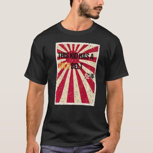 空手金ゴールド帯青年 Tシャツ (正面)