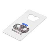 空挺翼とパラトロオペルを持つ米国国旗 クレジットカード栓抜き (正面アングル)