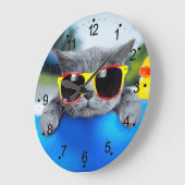 空気マットレスのプールで猫が休む ラージ壁時計 (傾斜)