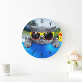空気マットレスのプールで猫が休む ラージ壁時計 (ホーム)