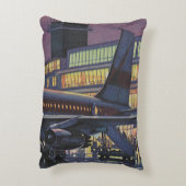 空港で飛行機に乗るビジネスマンたち（レトロスタイル） アクセントクッション (裏面(縦))