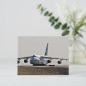 空港のカゴリフター飛行機 ポストカード (スタンド正面)