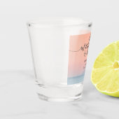 空結婚の夕日の下の海の向こうにある ショットグラス (左)