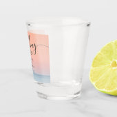 空結婚の夕日の下の海の向こうにある ショットグラス (右)