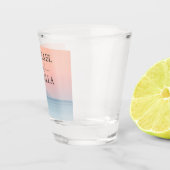 空結婚の夕日の下の海の向こうにある ショットグラス (右)