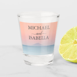 空結婚の夕日の下の海の向こうにある ショットグラス