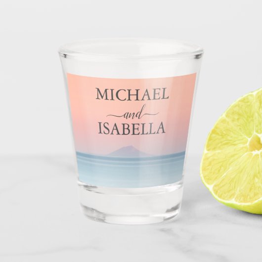空結婚の夕日の下の海の向こうにある ショットグラス (正面)