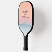 空結婚の夕日の下の海の向こうにある ピックルボールラケット (左)