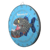 空腹のおもしろいピラニア漫画イラストレーション ダーツボード (正面右)