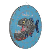 空腹のおもしろいピラニア漫画イラストレーション ダーツボード (正面左)