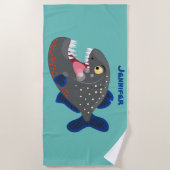 空腹のおもしろいピラニア漫画イラストレーション ビーチタオル (正面)
