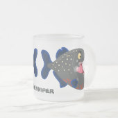 空腹のおもしろいピラニア漫画イラストレーション フロストグラスマグカップ (正面右)