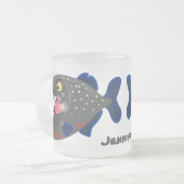 空腹のおもしろいピラニア漫画イラストレーション フロストグラスマグカップ (正面左)