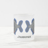 空腹のおもしろいピラニア漫画イラストレーション フロストグラスマグカップ (中央)