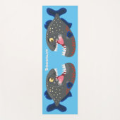 空腹のおもしろいピラニア漫画イラストレーション ヨガマット (正面)