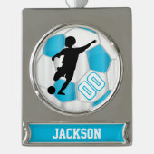 空色および白は男の子のサッカーの選手を個人化します シルバープレートバナーオーナメント (正面)