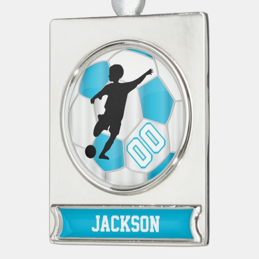 空色および白は男の子のサッカーの選手を個人化します シルバープレートバナーオーナメント (左)