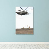 空軍の分隊が戦闘インサートを行う キャンバスプリント (インサイチュ (ウッドフロア))