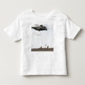 空軍の分隊が戦闘インサートを行う トドラーTシャツ (正面)