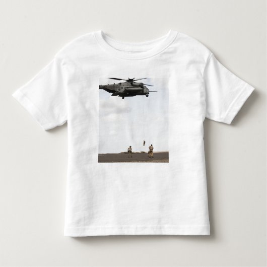 空軍の分隊が戦闘インサートを行う トドラーTシャツ (正面)