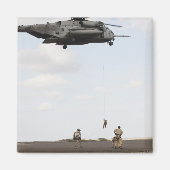 空軍の分隊が戦闘インサートを行う マグネット (正面)