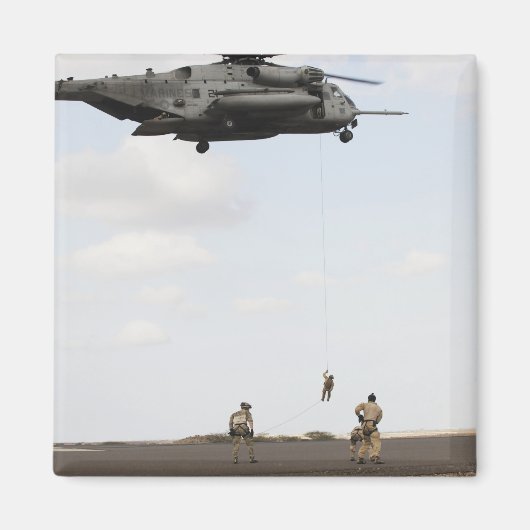 空軍の分隊が戦闘インサートを行う マグネット (正面)