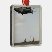 空軍の分隊が戦闘インサートを行う メタルオーナメント (右)