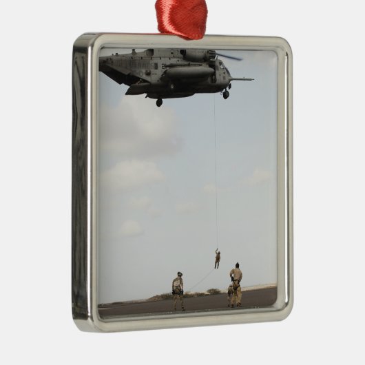 空軍の分隊が戦闘インサートを行う メタルオーナメント (右)