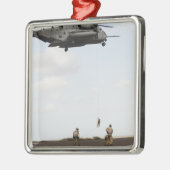 空軍の分隊が戦闘インサートを行う メタルオーナメント (左)