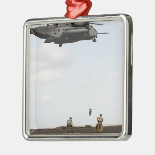 空軍の分隊が戦闘インサートを行う メタルオーナメント (左)