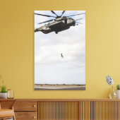 空軍の分隊戦闘機が戦闘用インサートを実施2 キャンバスプリント (インサイチュ (リビング))