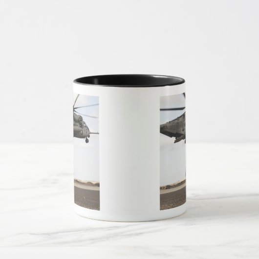 空軍の分隊戦闘機が戦闘用インサート3を実施 マグカップ (中央)