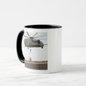 空軍の分隊戦闘機が戦闘用インサート3を実施 マグカップ (正面左)