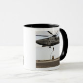 空軍の分隊戦闘機が戦闘用インサート3を実施 マグカップ (正面右)