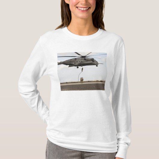 空軍の分隊戦闘機が戦闘用インサート3を実施 Tシャツ (正面)