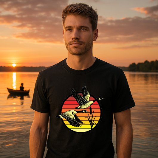 空飛ぶガチョウとレトロな夕日 Tシャツ