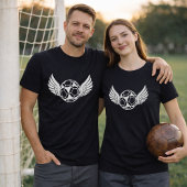 空飛ぶサッカーボールアート;羽ばたくサッカーボールグラフィック Tシャツ