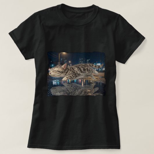 空飛ぶトラ猫の夜の街の反射 Tシャツ (デザイン正面)