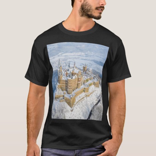 空飛Hohenzollern城:雪のドイツ。 Tシャツ (正面)