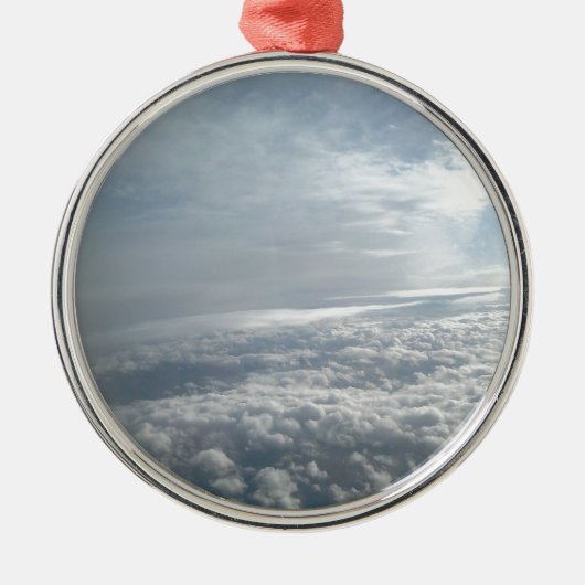 空、飛行機ビュー、美しい雲 メタルオーナメント (正面)