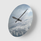 空、飛行機ビュー、美しい雲 ラウンド壁時計 (傾斜)
