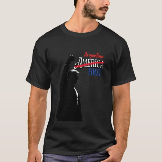 突き上げた拳のアルゼンチナ・ファースト政治デザイン Tシャツ (正面)